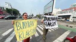 Pengunjuk rasa yang terdiri dari berbagai elemen masyarakat berunjuk rasa di sekitar kantor Badan Gizi Nasional (BGN), Jalan Kebun Sirih, Jakarta Pusat, Rabu (10/6/2026). (merdeka.com/Arie Basuki)