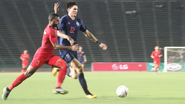 Striker Timnas Indonesia, Marinus Wanewar, berusaha mengontrol bola saat melawan Thailand pada laga Piala AFF U-22 2019. (Bola.com/Zulfirdaus Harahap)