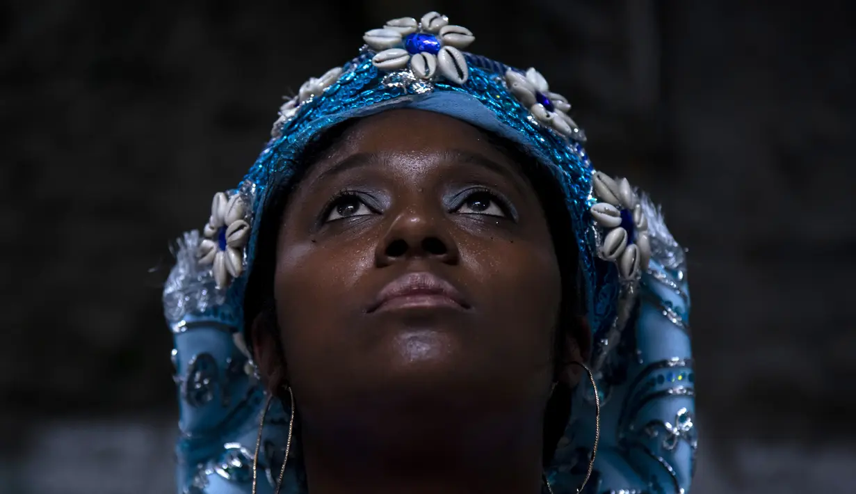 Seorang pemuja dewi laut Yemanja berpartisipasi dalam upacara keagamaan Afro-Brasil oleh "Sons of Gandhi" yang menandai perayaan tahunan dewa tersebut di Rio de Janeiro, Brasil, Kamis, 2 Februari 2023. (AP Photo/Bruna Prado)