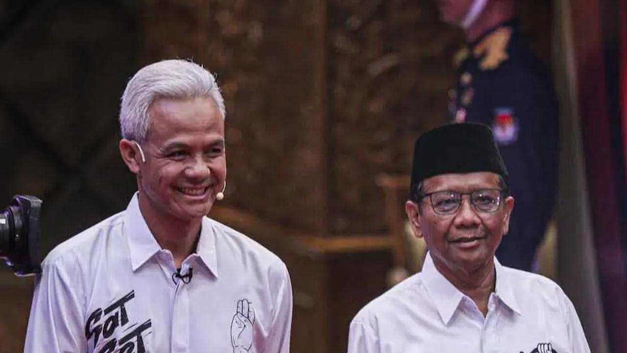 Ganjar-Mahfud Pakai Baju Putih Bertuliskan Sat-Set dan Tas-Tes Saat Debat Capres, Ini Maknanya