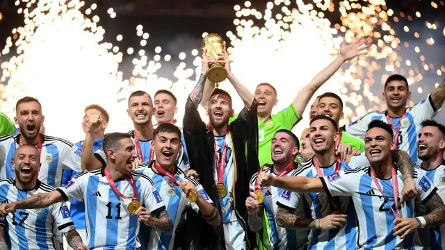 Gaya Lionel Messi Pakai Jubah Arab saat Terima Trofi Piala Dunia 2022 Tuai Polemik, Apa Maknanya?