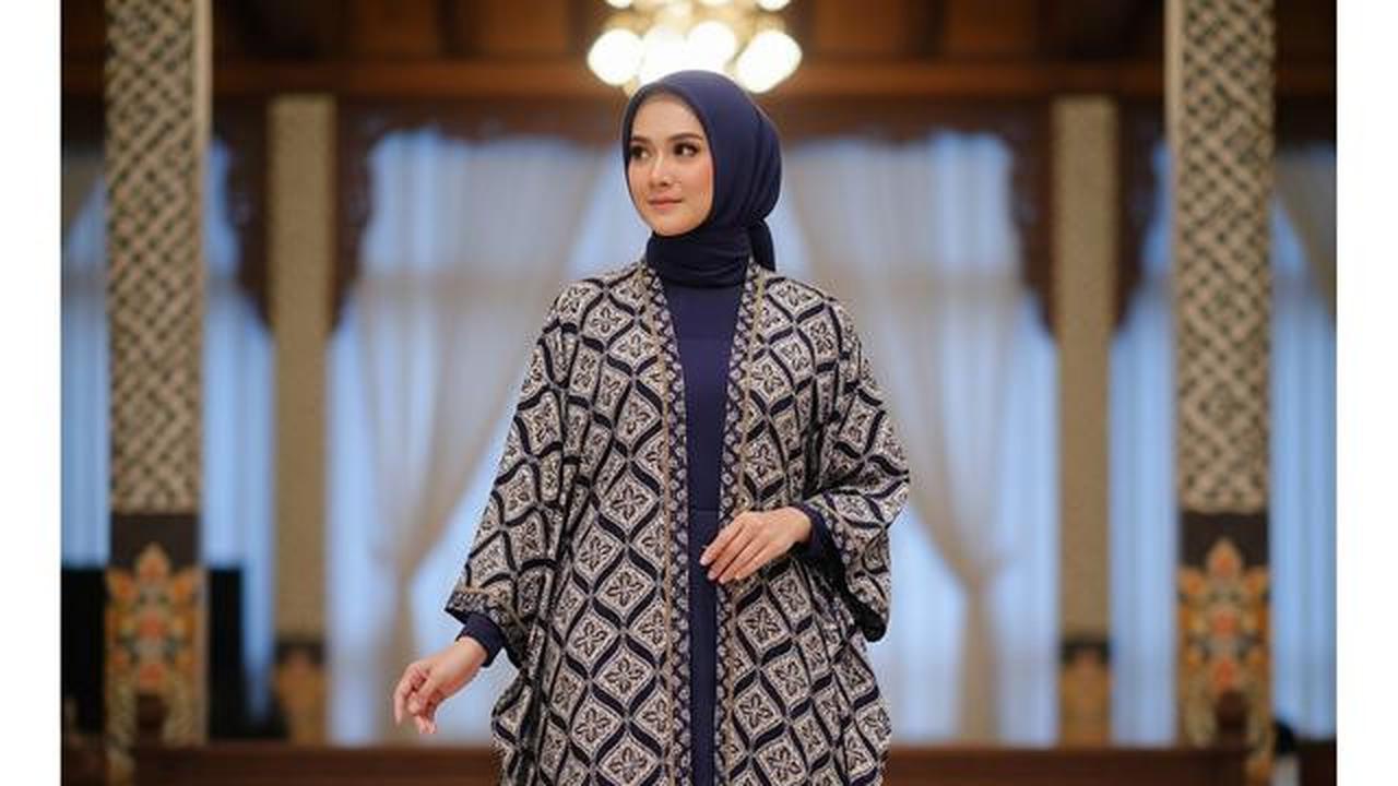 Blazer Batik atau Outer Batik, Mana yang Lebih Stylish untuk Acara Formal?