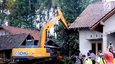 Hari pertama pengosongan area pembangunan bandara baru di Kulonprogo,berlangsung ricuh saat warga penolak realokasi tetap bertahan.