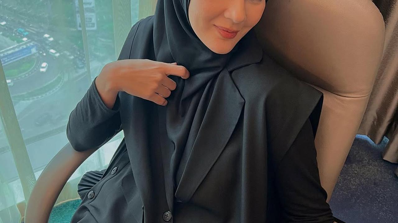 5 Potret Cantik Paula Verhoeven dengan Nuansa Hitam, Outfitnya Berkelas dan Tak Pernah Gagal