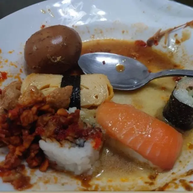 6 Potret Nasi dengan Lauk Mentah Ini Nyeleneh, Bikin Nafsu Makan Hilang