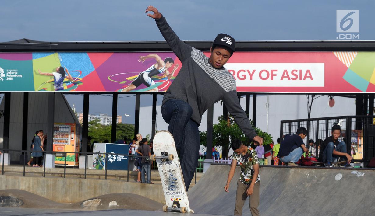 Salah satu anak beraksi dengan skateboard di area RTH Kalijodo, Rabu (20/6). Banyaknya pilihan permainan buat anak-anak menjadikan RTH Kalijodo memiliki daya tersendiri untuk menghabiskan waktu libur bersama keluarga. (Lipiutan6.com/Helmi Fithriansyah)
