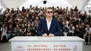 Aktor Leonardo DiCaprio berpose saat menghadiri pemutaran film 'Once Upon a Time in Hollywood' selama Festival Film Cannes Internasional ke-72 di Prancis (22/5/2019). DiCaprio tampil dengan setelan jas biru necis dan kemeja putih dengan bagian atas tanpa dikancing. (AP Photo/Vianney Le Caer