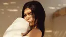 Kylie  Jenner memang mengaku tidak percaya diri dengan bentuk bibirnya yang kecil. Hal itulah yang membuatnya melakukan filler. (instagram/kyliejenner)