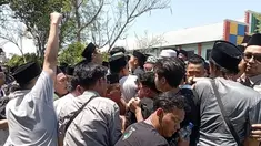 Sejumlah orang memaksa masuk ke ruang sidang pleno Muktamar ke-35 NU yang digelar di Ponpes Bahrul Ulum, Tambakberas, Jombang. (Liputan6.com/ Ahmad Apriyono)