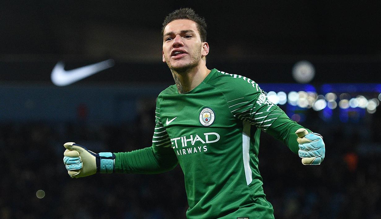 Kiper - Ederson Moraes (Brasil) pindah dari Benfica ke Manchester City dengan harga 35 juta poundsterling. (AFP/Oli Scarff)