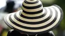Royal Ascot menjadi ajang bagi perempuan Inggris untuk tampil dengan topi atau fascinator unik. (AP Photo/Alastair Grant)