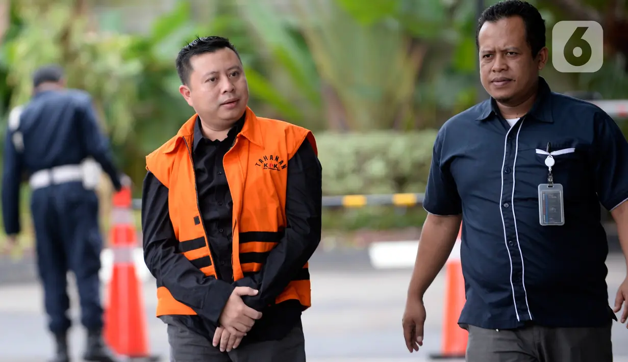 Saeful Bahri, staf Sekjen PDIP Hasto Kristiyanto, (kiri) tiba untuk menjalani pemeriksaan lanjutan di Gedung KPK, Jakarta, Selasa (18/2/2020). Saeful Bahri diperiksa sebagai tersangka kasus dugaan penerimaan hadiah terkait penetapan anggota DPR tahun2019-2024. (merdeka.com/Dwi Narwoko)