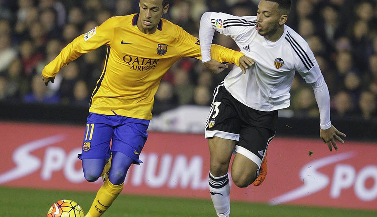 Striker Barcelona, Neymar, berusaha melewati pemain Valencia, Ruben Vezo, pada laga La Liga Spanyol di Stadion Mestalla, Spanyol, Sabtu (5/12/2015). (Reuters/Heino Kalis)