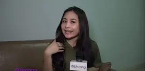 Prilly Latuconsina masih sangat mengedepankan budaya timur dalam hal berpakaian. Bahkan dirinya tidak akan mau menjadi Puteri Indonesia, karena ia paham seperti apa tantangan yang harus dilewati seorang Puteri Indonesia, khususnya dalam hal berpakaia...