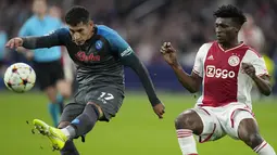 Gelandang  Ajax Amsterdam Mohammed Kudus berebut bola dengan bek Napoli Mathias Olivera pada matchday ketiga Grup A Liga Champions 2022/2023 di Johan Cruijff ArenA, Rabu (5.10.2022) dini hari WIB. Hasil ini membawa pasukan Luciano Spalletti kukuh di puncak klasemen A. (AP Photo/Peter Dejong)