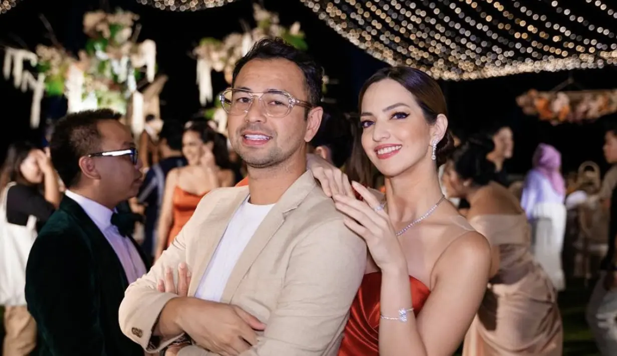 Raffi Ahmad tampak mengenakan jas bernuansa beige yang begitu kasual. [Foto: Instagram/ aaliyah Massaid]