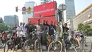 Sejumlah warga mengenakan atribut khusus melakukan aksi di sekitar lokasi Ledakan Thamrin, Jakarta, Minggu (17/1/2016). Mereka mengajak seluruh warga Jakarta untuk tidak takut pada teroris (Liputan6.com/Faisal R Syam)