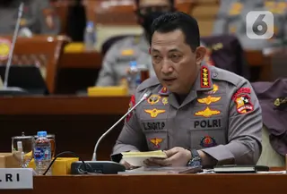 Kapolri Jenderal Pol Listyo Sigit Prabowo memberi paparan dalam rapat kerja bersama Komisi III DPR di di Kompleks Parlemen Senayan, Jakarta, Senin (24/1/2022). Raker terkait evaluasi kinerja dan capaian Polri selama tahun 2021, serta rencana penggunaan anggaran 2022. (Liputan6.com/Angga Yuniar)