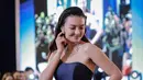 Riasan wajah Raline dikerjakan oleh makeup artist @stevenbonbon, yang memberikan tampilan flawless dengan fokus pada kulit glowing dan mata yang tajam.  [@dianamputri].