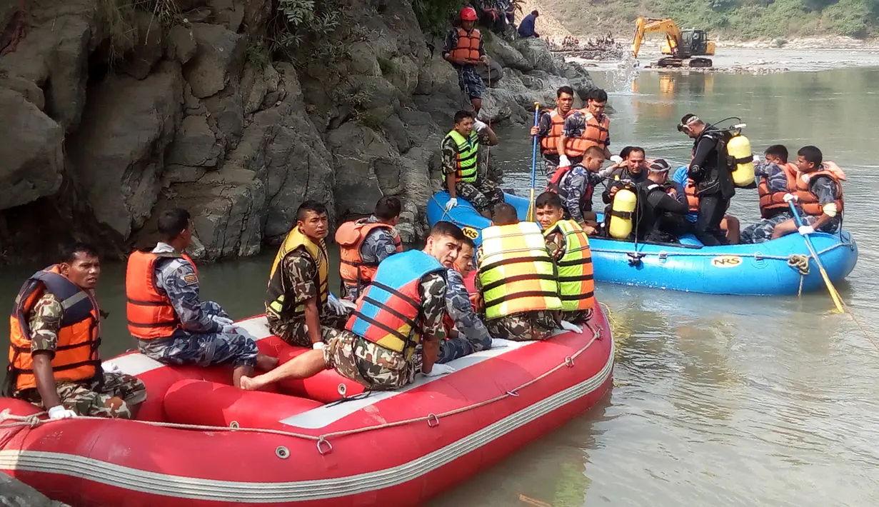 Tentara menyisir area sungai Trishuli untuk mencari korban hilang dimana sebuah bus sarat penumpang tercebur di Distrik Dhading, Nepal, Sabtu (28/10). Otoritas setempat belum dapat mengonfirmasi penyebab kecelakaan. (HARIHAR SINGH RATHOR/AFP)