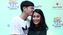 Saat ditemui di Studio 3 MNC TV, Taman Mini, Tarra Budiman begitu terlihat berbunga-bunga. Ia hadir didampingi istrinya. Penampilan Tarra begitu sumringah. (Nurwahyunan/Bintang.com)