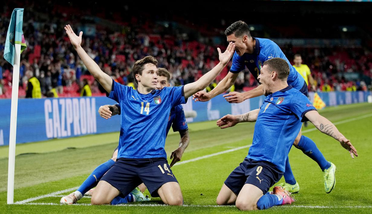 Para pemain Timnas Italia merayakan gol yang dicetak oleh Federico Chiesa ke gawang Austria pada babak 16 besar Euro 2020 di Stadion Wembley, Sabtu (26/7/2021). (AP/Frank Augstein, Pool)