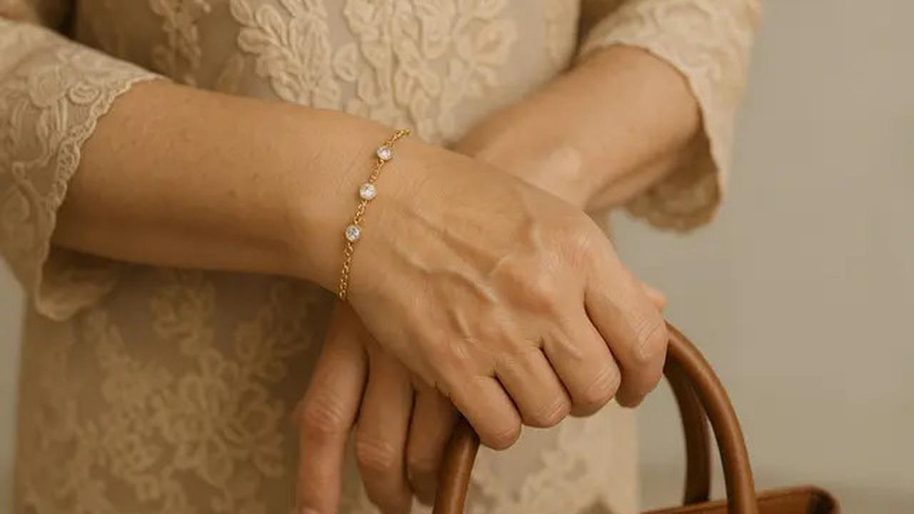 8 Model Gelang Emas Anti Ribet Buat Ibu-ibu 50 Tahunan, Intip Rekomendasinya untuk Tampil Percaya Diri