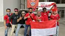 Jelang dimulainya laga Timnas Indonesia menghadapi Brunei Darussalam pada matchday kedua Grup A Piala AFF 2022 di KLFA Stadium, Kuala Lumpur, Malaysia, Selasa (26/12/2022), para suporter Timnas Indonesia yang tinggal di Malaysia tampak telah memadati area luar KLFA Stadium. Berikut penampakan ribuan suporter yang membuat merah suasana KLFA Stadium yang diabadikan Bola.com langsung dari venue pertandingan. (Bola.com/Zulfirdaus Harahap)