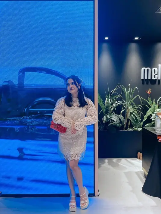 Marsha Aruan pilih Chanel Flapbag pink sebagai aksen untuk mini dress brukat putihnya [@aruanmarsha]