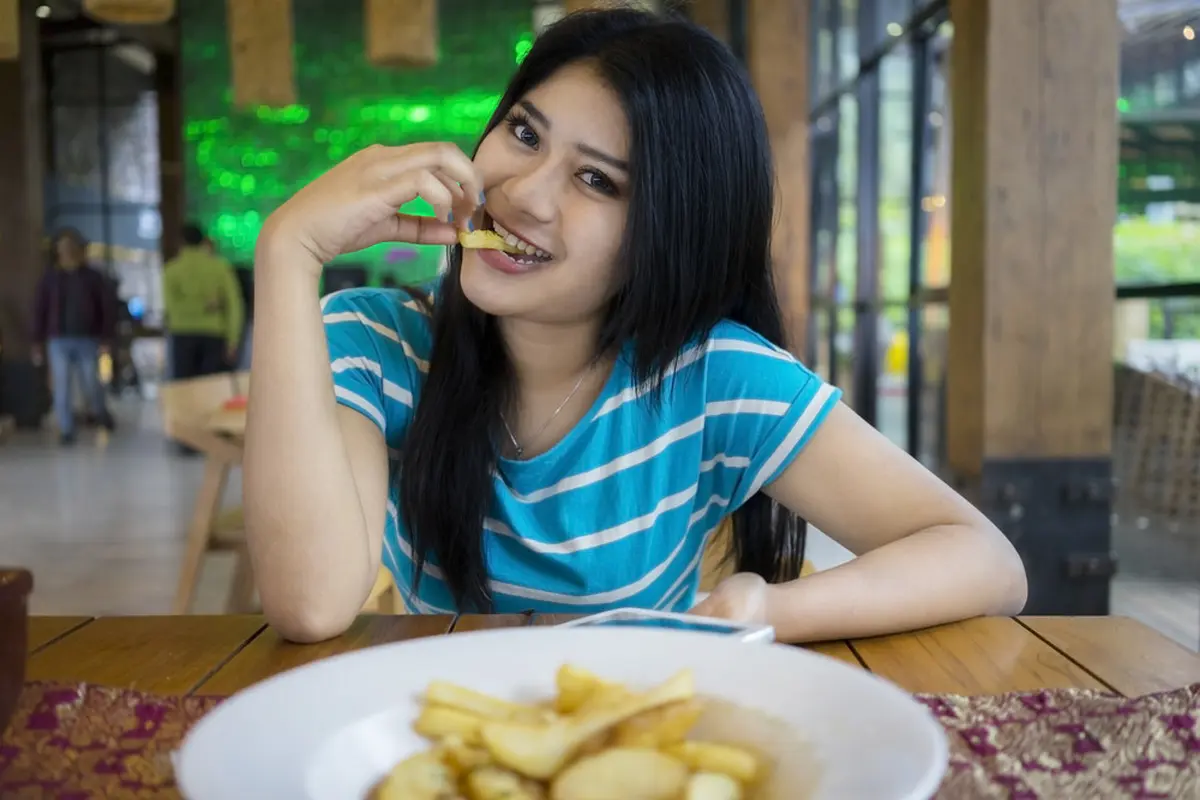 Hasrat Makan Junk Food Memuncak, Cegah dengan 4 Cara Ini saat di Mal!