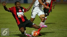 Pemain Persipura jatuh terjegal bek Persija, M Rezaldi Hehanusa di laga perdana Torabika Soccer Championship presented by IM3 Ooredoo di Stadion Mandala Jayapura, Papua, Jumat (29/4/2016).Kedua tim bermain imbang 1-1. (Liputan6.com/Helmi Fithriansyah)