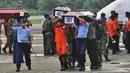 Sejumlah petugas mengangkat peti jenazah korban kecelakaan Trigana Air di Bandara Sentani, Kabupaten Jayapura, Papua, Rabu (19/8). Lima awak dan 49 penumpang menjadi korban kecelakaan pesawat pada 16 Agustus 2015 lalu. (AFP PHOTO/Indrayadi Thamrin)