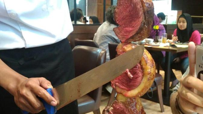 Ternyata bukan hanya kendaraan saja yang memiliki lampu merah, karena Tucano’s yang sajikan daging resep Brazil juga memilikinya. (Liputan6.com/ Akbar Muhibar)
