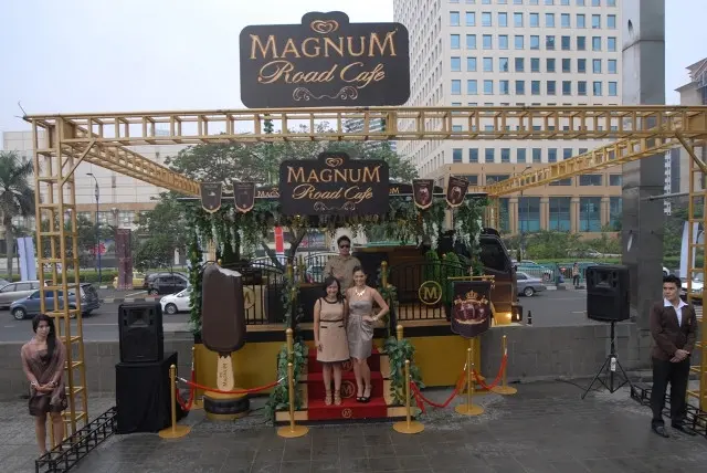 Mobil Van Magnum Road Cafe