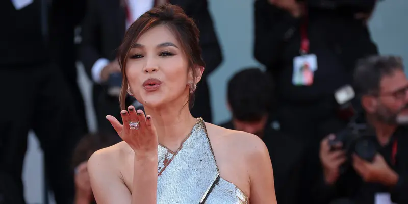 Gemma Chan Tampil Mewah Pakai Gaun Berhias Payet di Venice Film Festival 2022