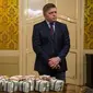 Robert Fico berdiri di belakang bundelan euro di Bratislava. (Vladimír Simicek/AFP)