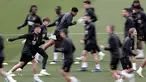 Gelandang Real Madrid #5 Jude Bellingham (tengah) menghadiri sesi latihan menjelang lanjutan Liga Champions, di Valdebebas Sport City di Madrid, Selasa (7/11/2023). (Thomas COEX / AFP)