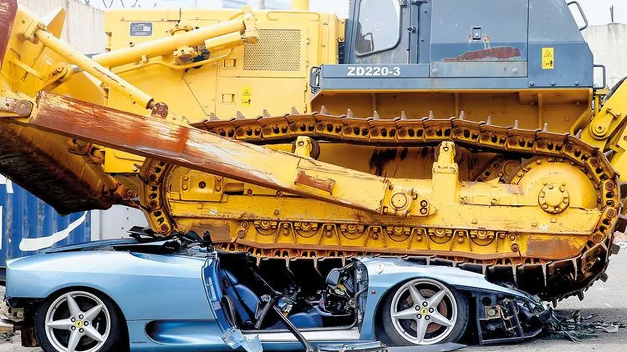 Mobil Ferrari 360 Spider digilas buldoser di Filipina. (AP)