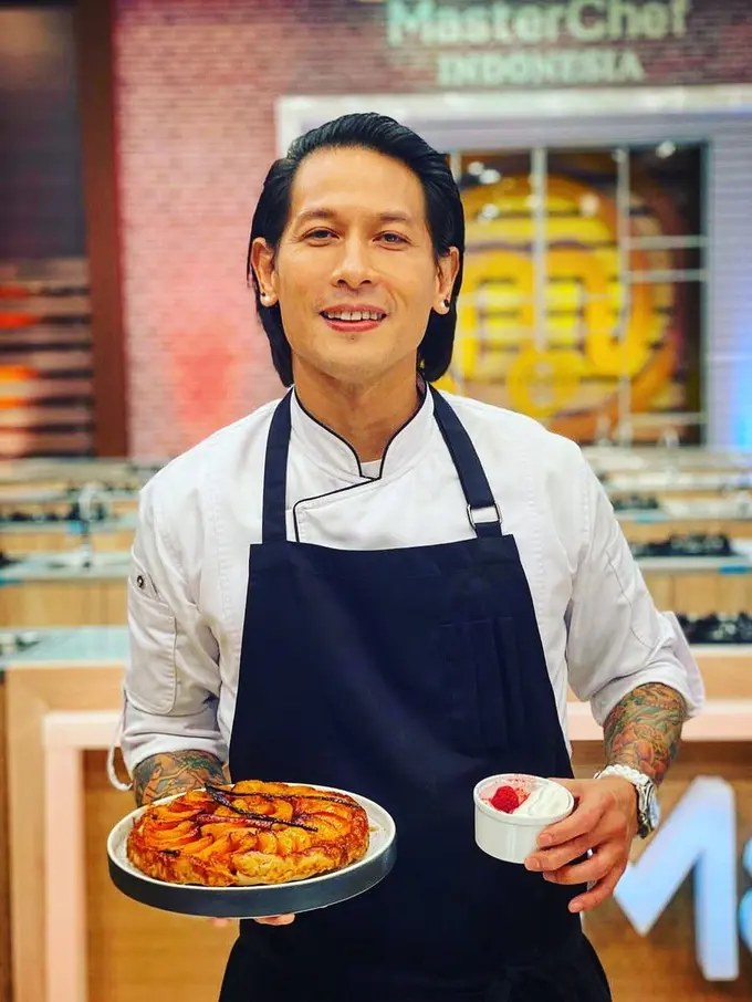 6 Potret Transformasi Chef Juna, Masa Mudanya Curi Perhatian