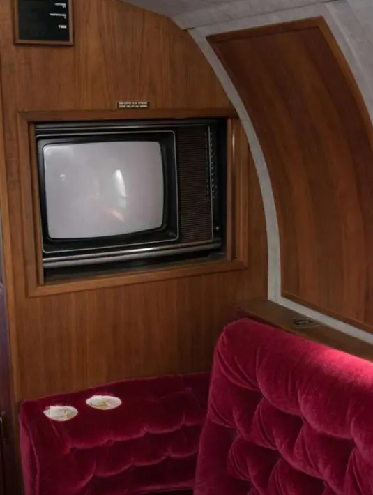 Televisi yang berada dalam jet pribadi yang pernah dimiliki oleh Elvis Presley yang berada di landasan pacu di New Mexico, AS. Interior pesawat ini di desain dengan warna emas, ornamen kayu dan jok beludru merah. (GWS Auctions, Inc. via AP)
