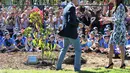 Kate Middleton dan Pangeran William tunjukan kepedulian dengan menanam pohon bersama. (Bintang/EPA)