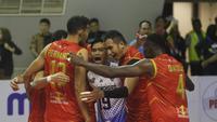 Selebrasi pemain Jakarta Bhayangkara Presisi Rendy Tamamilang dan rekan-rekannya saat menghadapi Jakarta LavAni Allo Bank pada seri ketiga putaran pertama PLN Mobile Proliga 2023 di&nbsp;GOR PSCC Palembang, Sabtu (21/1/2023). (foto: PBVSI)