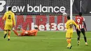 Kiper Barcelona Marc-Andre ter Stegen mencoba menyelamatkan gol saat melawan Athletic Bilbao pada pertandingan Liga Spanyol di Stadion San Mames, Bilbao, Spanyol, Rabu (6/1/2021). Barcelona menang 3-2 dengan dua gol dari Lionel Messi. (AP Photo/Alvaro Barrientos)