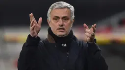 Jose Mourinho. Pelatih asal Portugal berusia 58 tahun yang mulai musim ini menangani AS Roma, mengoleksi raihan 500 gol di Liga Inggris dalam 288 laga. Ia melakukannya bersama Chelsea (2 periode), Manchester United dan Tottenham Hotspur mulai Juni 2004 hingga April 2021. (AFP/Attila Kisbenedek)
