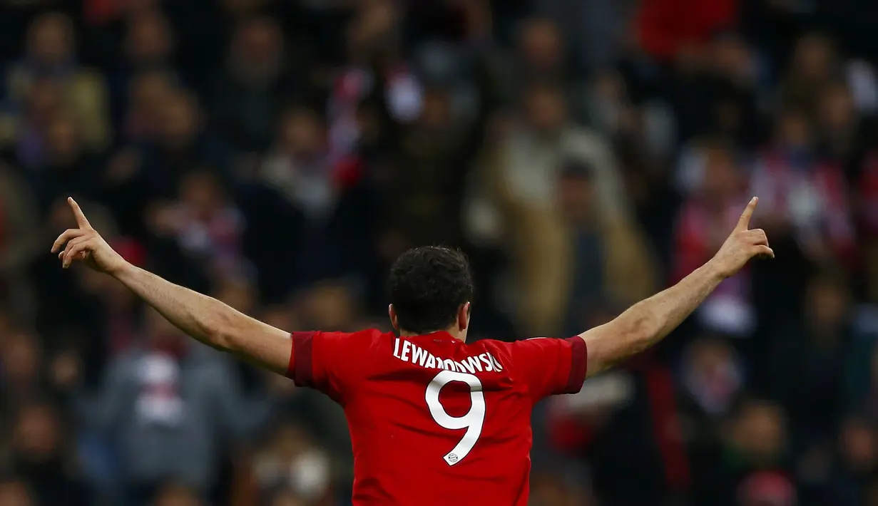 Striker Bayern Munchen, Robert Lewandowski merayakan gol yang dicetaknya ke gawang Dinamo Zagreb pada laga Liga Champions di Stadion Allianz Arena, Jerman, Rabu (30/9/2015). Munchen berhasil menang 5-0. (Reuters/Michael Dalder)