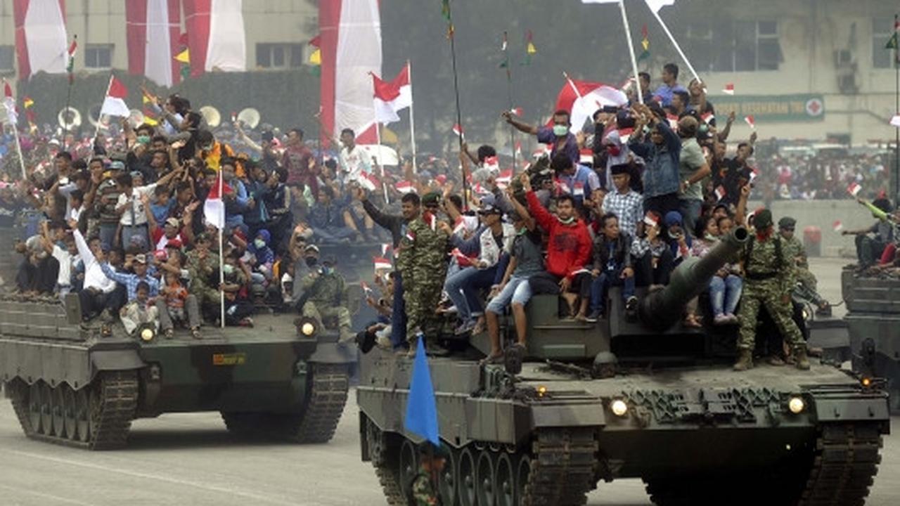 Antusiasme warga naik kendaraan kelas berat TNI