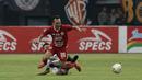 Gelandang Persija Jakarta, Rachmad Hidayat, berebut bola dengan pemain Tira Persikabo pada laga Shopee Liga 1 di Stadion Patriot Chandrabhaga, Bekasi, Minggu (3/11). Persija menang 2-0 atas Tira Persikabo. (Bola.com/Yoppy Renato)