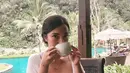 Nadya Shakira memang tak mau ketinggalan menyantap kopi sambil menikmati liburan. Penampilannya selalu sukses mencuri perhatian. (Liputan6.com/IG/@nadyashakira_).