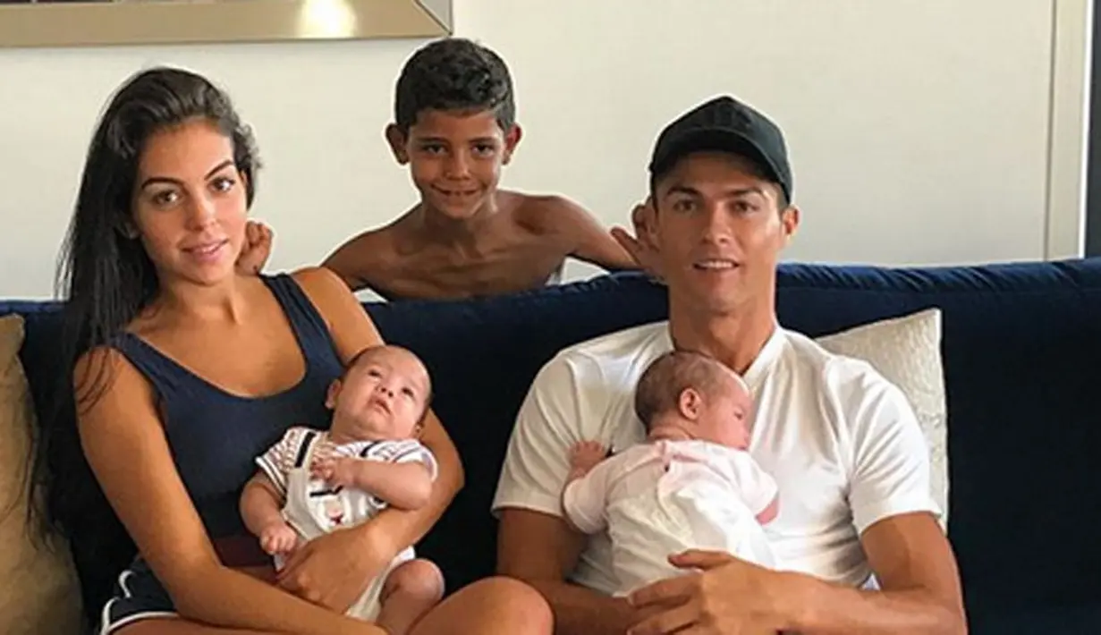 Cristiano Ronaldo dan kekasihnya, Georgina Rodriguez baru saja dikaruniai anak perempuan pada Minggu (12/11/2017). Kabar ini diumumkan langsung oleh Ronaldo di akun Instagram pribadinya. (Instagram/georginagio)