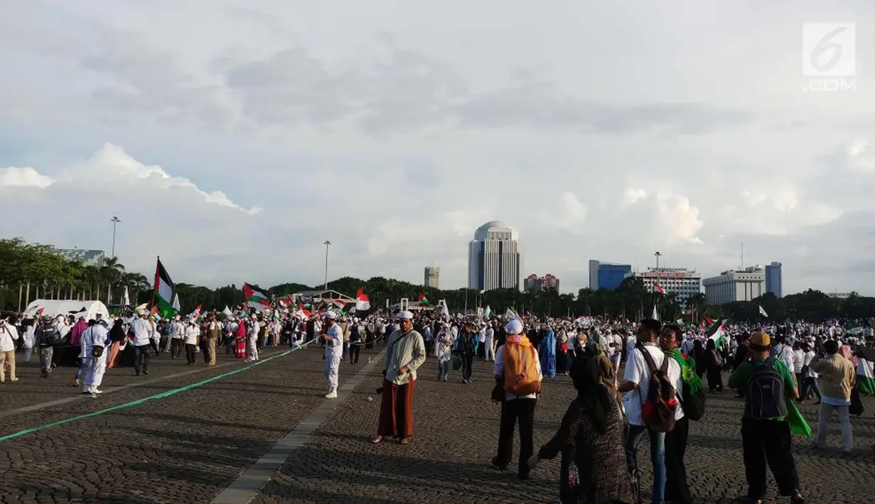 Suasana Aksi Bela Palestina di kawasan silang Monas, Jakarta, Minggu (17/12). Massa dari berbagai daerah ini datang atas ajakan Majelis Ulama Indonesia (MUI). (Liputan6.com)